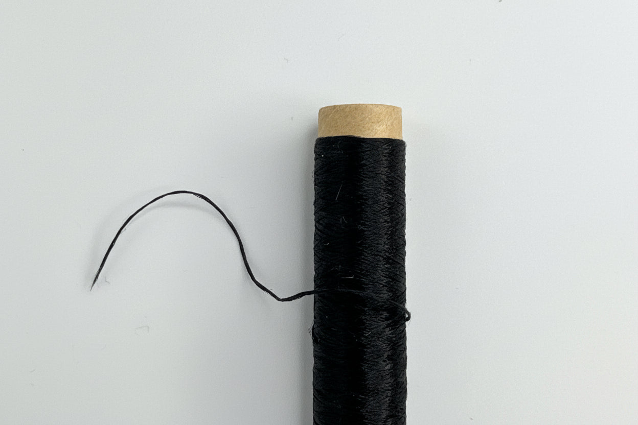 正絹平糸　シルク100％刺しゅう糸　シガレット巻　白・黒