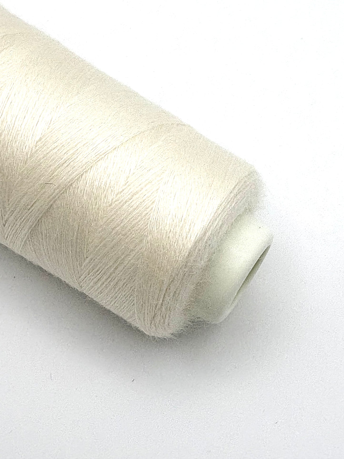 フィールソフト（ふっくら刺繍に仕上がるアクリルウールミシン刺繍糸）白・黒