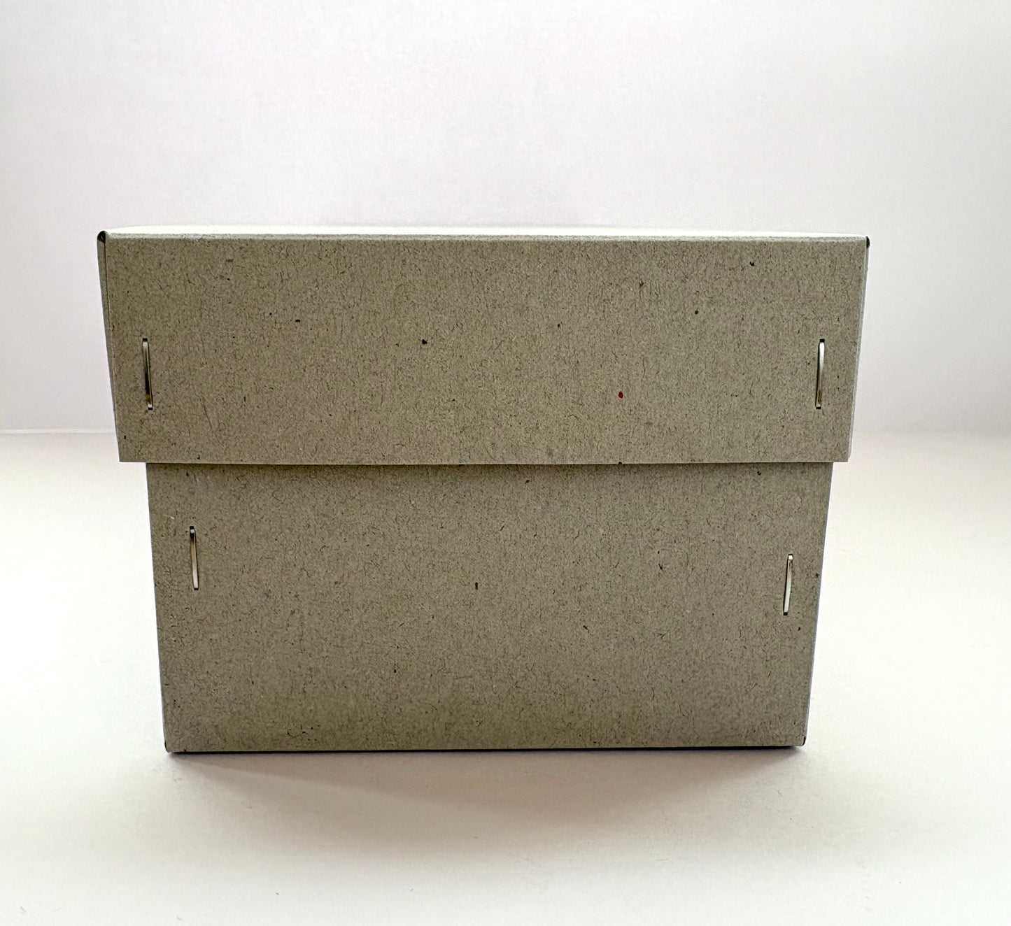 レーヨン収納用ケース（工業用レーヨン糸サイズが12本収まる箱）