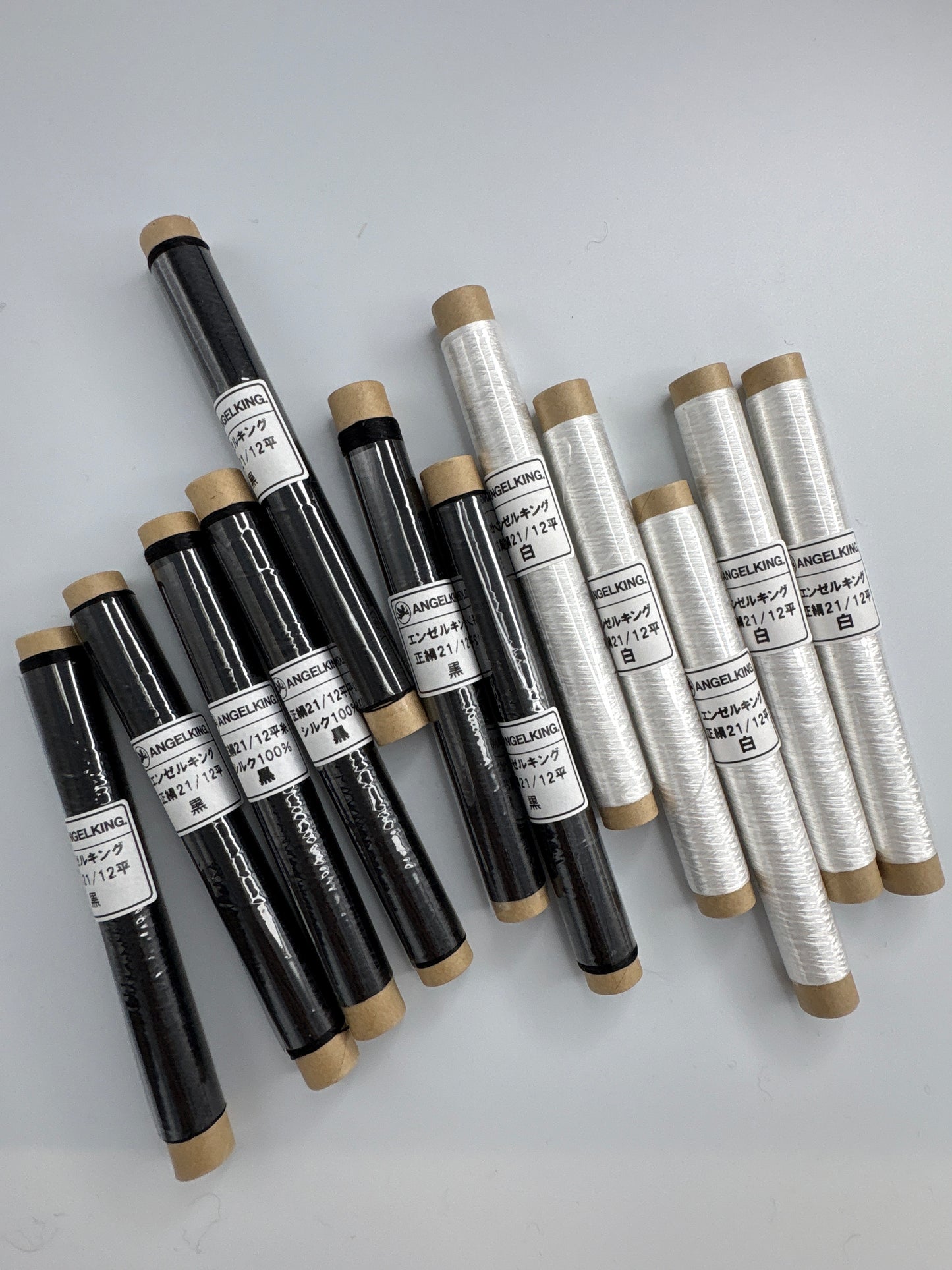 正絹平糸　シルク100％刺しゅう糸　シガレット巻　白・黒