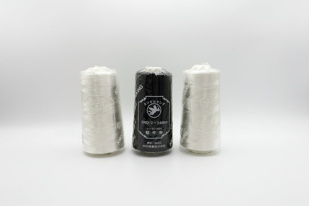 レーヨン300d/2（サガラ刺繍・ワッペンロックにも使える艶やかなレーヨン糸）白・黒・生成