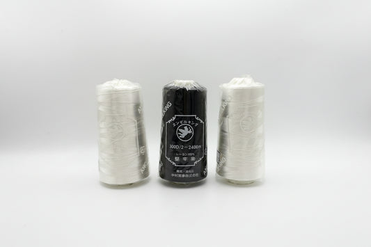 レーヨン300d/2（サガラ刺繍・ワッペンロックにも使える艶やかなレーヨン糸）白・黒・生成