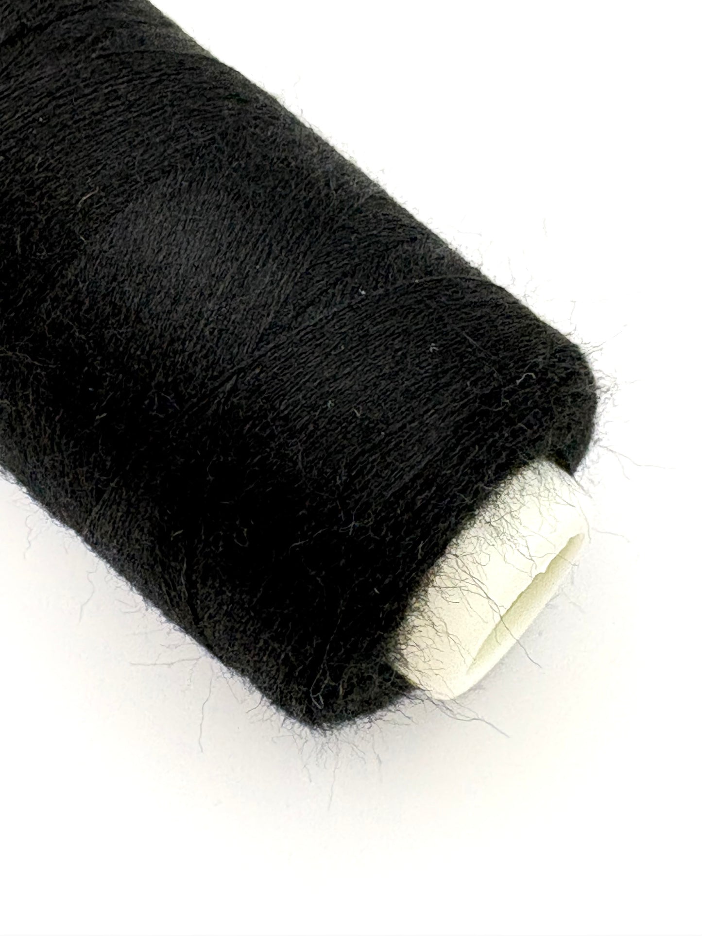 フィールソフト（ふっくら刺繍に仕上がるアクリルウールミシン刺繍糸）白・黒