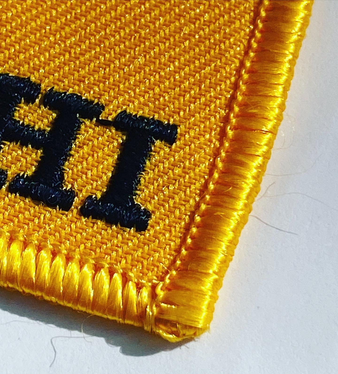 ワッペンロック糸（ワッペン縁かがり・チェーンステッチにおすすめ太めレーヨン糸）