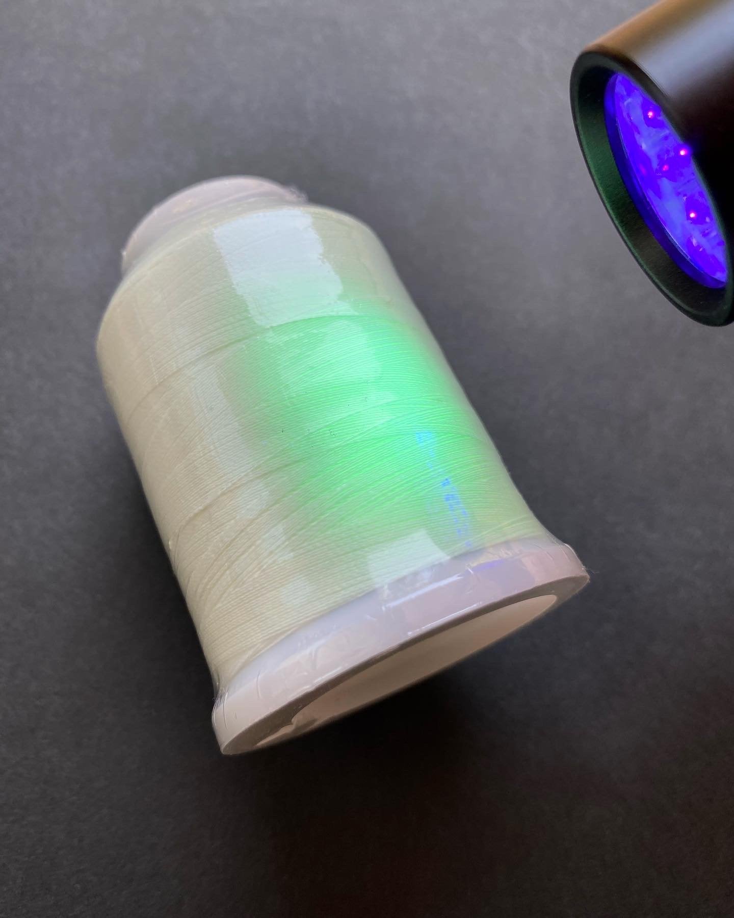 エメライト蓄光糸（光を蓄え暗闇で発光・特殊糸）