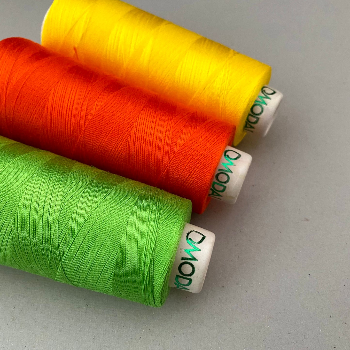 モダール（マットタイプレーヨン糸）【色番が選べます】